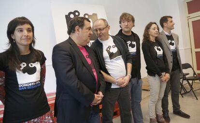 Gasco, con camiseta rosa, conversa con Izagirre, en un acto impulsado por todos los partidos del Ayuntamiento de San Sebastián para mostrar su apoyo al proyecto de capitalidad tras la dimisión de la que fuera su responsable el pasado mes de abril.