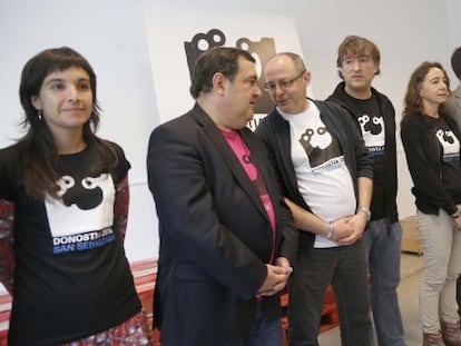 Gasco, con camiseta rosa, conversa con Izagirre, en un acto impulsado por todos los partidos del Ayuntamiento de San Sebastián para mostrar su apoyo al proyecto de capitalidad tras la dimisión de la que fuera su responsable el pasado mes de abril.