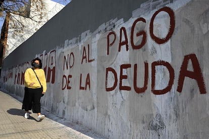 Una mujer pasa delante de una pared pintada con la leyenda "No al pago de la deuda", el 3 de agosto pasado en Buenos Aires.