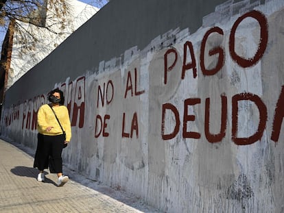 Una mujer pasa delante de una pared pintada con la leyenda "No al pago de la deuda", el 3 de agosto pasado en Buenos Aires.