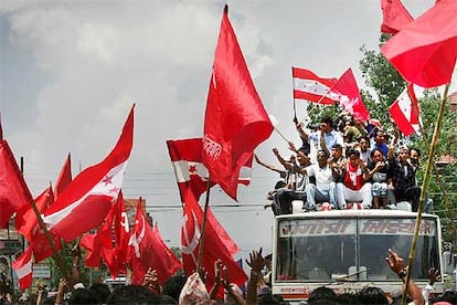 Miles de nepalíes, con banderas de sus partidos políticos, celebran el regreso de la democracia ayer en Katmandú.