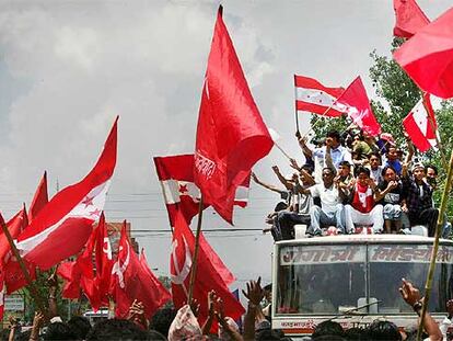 Miles de nepalíes, con banderas de sus partidos políticos, celebran el regreso de la democracia ayer en Katmandú.