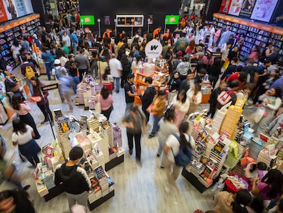 Visitantes de la Feria Internacional del Libro 2023, el 2 de diciembre.