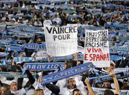 Hinchas del Olympique, con pancartas pidiendo la victoria por Santos e ironizando en contra de España.