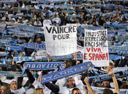 Hinchas del Olympique, con pancartas pidiendo la victoria por Santos e ironizando en contra de España.