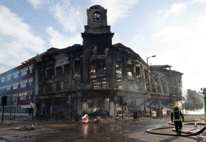 La policía ha acordonado la zona mientras un portavoz de los Servicios de Bomberos de Londres indicó que, por el momento, "los incendios se encuentran bajo control"