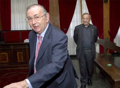 El notario Alejo Calatayud y el presidente de la fundación San Rosendo, Benigno Moure, ayer, en la Audiencia Provincial de Ourense.