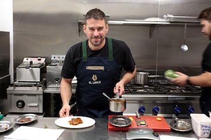 Javi Estévez, el cocinero que ostenta una estrella Michelin por La Tasquería, en la cocina de su nuevo restaurante, El Lince