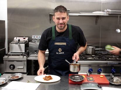 Javi Estévez, el cocinero que ostenta una estrella Michelin por La Tasquería, en la cocina de su nuevo restaurante, El Lince