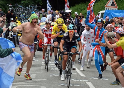 En la edición de 2013, año de esta imagen, fue la única en la que se subió en dos ocasiones el Alpe d'Huez. Por esta razón, hay dos ciclistas, Moreno Moser y Christophe Riblon, que han inscrito su nombre en el mítico puerto de las 21 curvas.