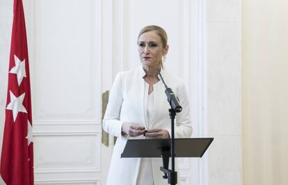 Cristina Cifuentes anuncia su dimisión ante la prensa el pasado abril.