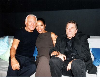 Giorgio Armani, Grace Hightower y Robert De Niro en 1999 durante un concierto de Eric Clapton en Los Ángeles.