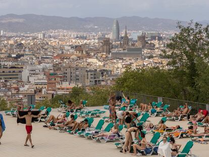 Calor en Barcelona. La piscina municipal de Montjuic abarrotada a pesar del día nublado.
