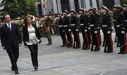 Acto de toma de posesión de Carmen Chacón (d), embarazada de siete meses, como nueva ministra de Defensa, acompañada por el ministro saliente, José Antonio Alonso (c), en Madrid, el 14 de abril de 2008.