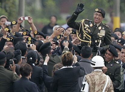 El general del ejército peruano Edwin Donayre es alzado en hombros al finalizar la ceremonia de pase al retiro hoy