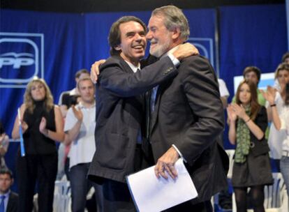 El ex presidente del Gobierno, José María Aznar, saluda al candidato popular, Jaime Mayor Oreja, durante un acto electoral del PP celebrado en Zaragoza.