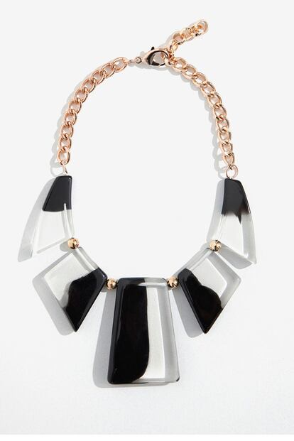 Collar geométrico transparente de Uterqüe (rebajado de 44 a 34 euros).