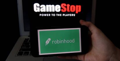 Logotipos de Gamestop y Robinhood. 