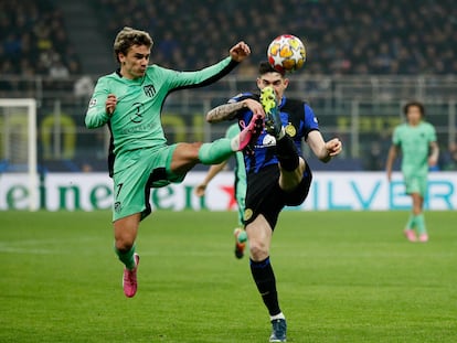 Griezmann disputa el balón a Bastoni durante el Inter-Atlético correspondiente a la ida de los octavos de final de la Champions League.