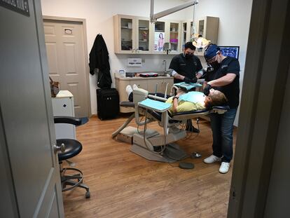 Dentistas trabajan con una paciente estadounidense en Los Algodones, Baja California (México), en abril.