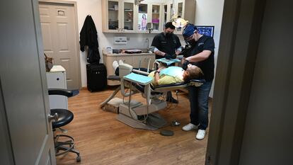 Dentistas trabajan con una paciente estadounidense en Los Algodones, Baja California (México), en abril.