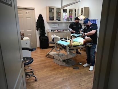 Dentistas trabajan con una paciente estadounidense en Los Algodones, Baja California (México), en abril.