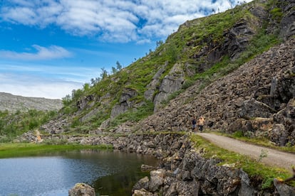 Dos caminantes recorren un tramo de la Nordlandsruta, cerca de la ciudad de Narvik.