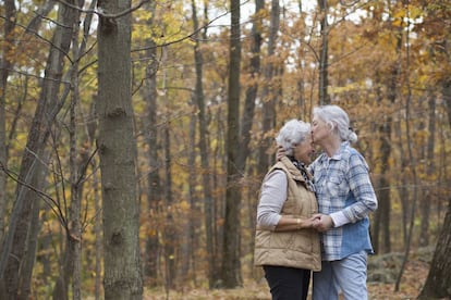 Dos mujeres en el bosque.