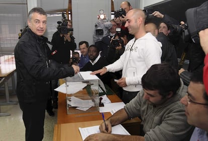 El candidato del PNV, Iñigo Urkullu, ha votado minutos antes de las nueve y media de la mañana en el colegio electoral de Durango (Bizkaia)