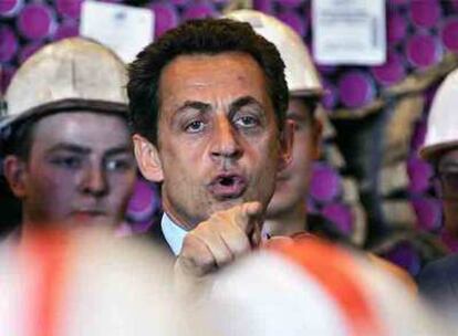 Sarkozy, durante la visita a una fábrica en Valenciennes.