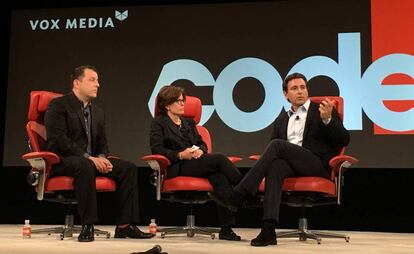 Mark Fields (derecha), consejero delegado de Ford, junto a los periodistas de Recode.