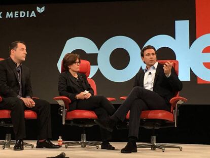 Mark Fields (derecha), consejero delegado de Ford, junto a los periodistas de Recode.