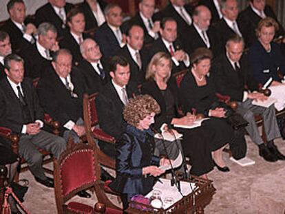 Carmen Iglesias, ayer, durante la lectura de su discurso de ingreso en la RAE, acompañada, en primera fila, por el príncipe Felipe, la infanta Cristina, los duques de Soria, Luisa Fernanda Rudi y Esperanza Aguirre.