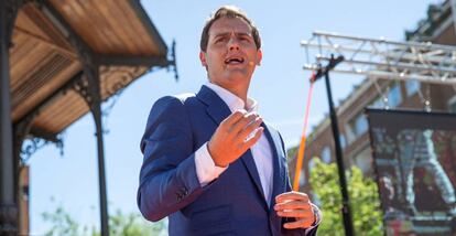 El presidente de Ciudadanos, Albert Rivera, interviene en el acto de presentación del equipo del partido para las elecciones europeas, hoy en la plaza de Chamberí, en Madrid. 