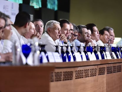 Andrés Manuel López Obrador junto a una veintena de empresarios en la Convención Bancaria en Acapulco en marzo de 2019.