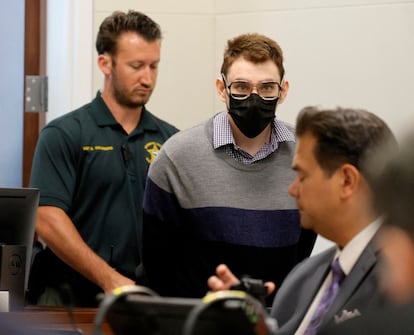 Nikolas Cruz, con mascarilla, es conducido a la sala en el tribunal de Fort Lauderdale (Florida)