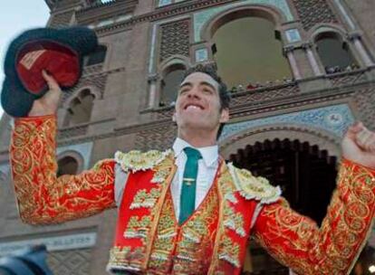 Pepe Moral, saliendo por la Puerta Grande tras la quinta corrida de la Feria de San Isidro.