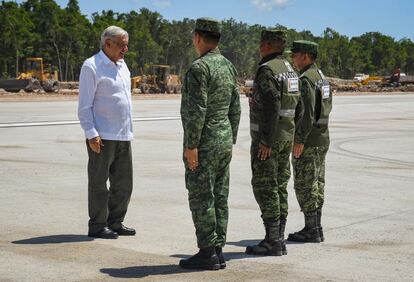 López Obrador saluda a ingenieros militares en la construcción del aeropuerto internacional de Tulum, en septiembre de 2023.