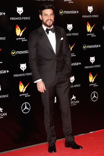 Mario Casas, que asistió con un look de Scalpers, fue elegido como Mejor Actor de Reparto por Mi Gran Noche.