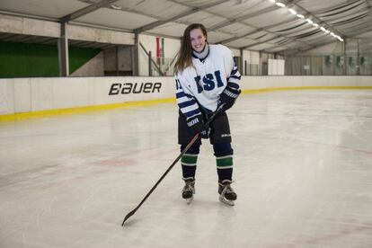 La jugadora de hockey sobre hielo Orsolya Soled, tras una sesión de entrenamiento en Budapest.
