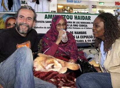 La representante del centro Robert F Keneddy de Justicia y Derechos Humanos, Boi Tia Stevens (derecha), y el actor Guillermo Toledo, durante su visita a Aminatou Haidar.