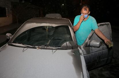 Un habitante sale de su vehículo durante la evacuación tras una fuerte explosión del Volcán de Colima.