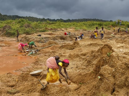 El Gobierno de Camerún prohíbe el trabajo infantil y ha firmado los acuerdos y convenios internacionales al respecto. También sanciona a los responsables de esta práctica con multas y penas de cárcel. En la práctica, la explotación laboral de los niños es una realidad, como se ve en esta imagen de las minas de Yassa.