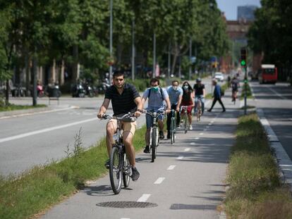 Ciclistes al carril bici del passeig de Sant Joan de Barcelona durant la desescalada de la crisi del coronavirus.