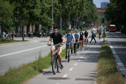 Ciclistes al carril bici del passeig de Sant Joan de Barcelona durant la desescalada de la crisi del coronavirus.