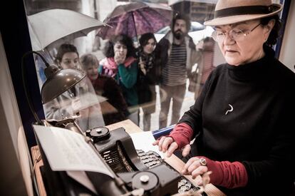 La escritora Margarita Ledo redacta su cuento a m&aacute;quina en el escaparate de la librer&iacute;a compostelana Numax.