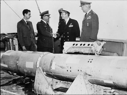 El general Arturo Montel (esquerra) felicita el vicealmirall dels EUA W. S. Guest després del rescat de la bomba.