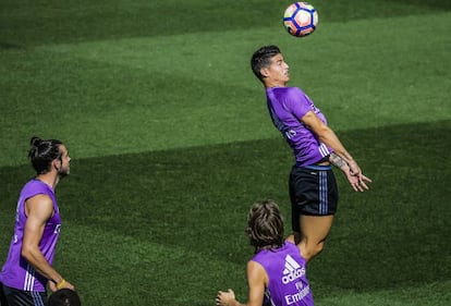James cabecea entre Modric y Bale durante un entrenamiento de la semana pasada.