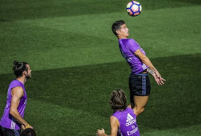 James cabecea entre Modric y Bale durante un entrenamiento de la semana pasada. 