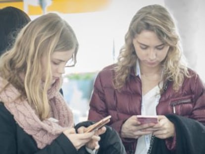 El 96,8% de las personas entre 14 y 24 años prefiere usar las aplicaciones de mensajería para comunicarse con familiares y amigos